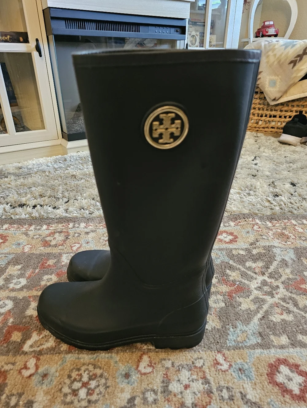 TORY BURCH Beautiful Black Rain Boots w/Gold Medallion Size 8 NICE!!